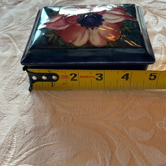 William Moorcroft, VINTAGE Deep blue ground with pink/green/blue anemone England - Picture 7 of 8